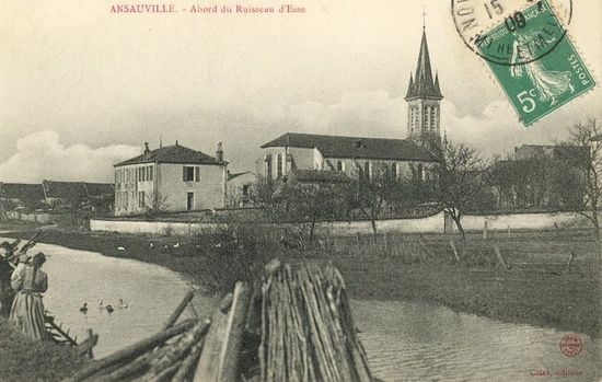Вид на церковь Ансовиля с берега Эсс. Почтовая открытка начала XX века.