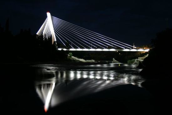 Мост Тысячелетия ночью