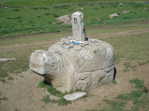 Каменная черепаха юаньской династии в Каракоруме