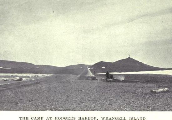 Лагерь канадской экспедиции 1914 г. в бухте Роджерса, где позже, на косе, возникнет полярная станция, а на коренном берегу пос. Ушаковское. Вдали справа видна сопка Коральная