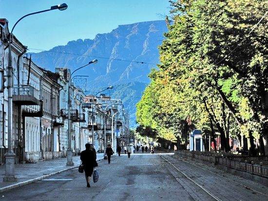 Пешеходная зона на проспекте Мира, вид на Столовую гору