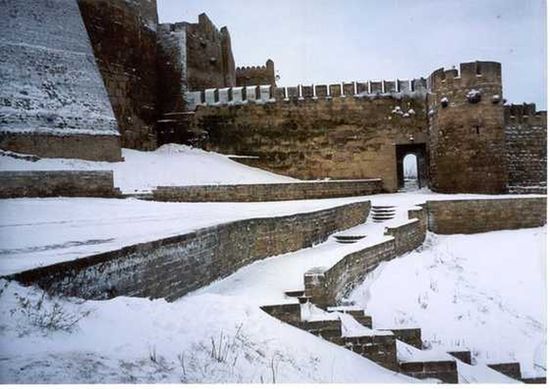 Сасанидская крепость в Дербенте, построенная для защиты от кочевников с севера.