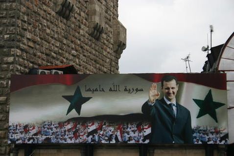 «Аллах хранит Сирию». Плакат с изображением президента в Дамаске.