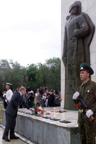 Возложение цветов к памятнику погибшим пограничникам Благовещенского погранотряда