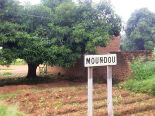 Дорожный знак при въезде в Мунду