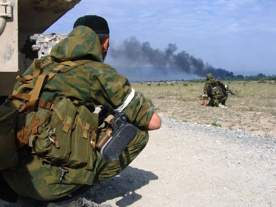 Бойцы батальона «Восток» в ходе боевых действий во время войны в Южной Осетии 2008 года (500—700 метров до села Никози). Фотография, снятая Яной Амелиной