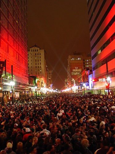 Празднование на улицах Хьюстона во время проведения Супер Боула XXXVIII в 2004 году