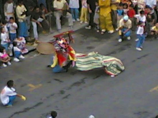 Китайский ритуальный танец единорога во время празднования буддистского нового года на одной из улиц Сандакана