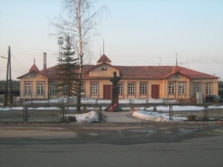 Здание железнодорожного вокзала (на переднем плане — памятник лётчику В.И. Андрианову)