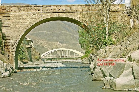 Ахтынские мосты:"Идрисан муьгъ" на переднем плане, "Джиорс и Дебернарди" на заднем