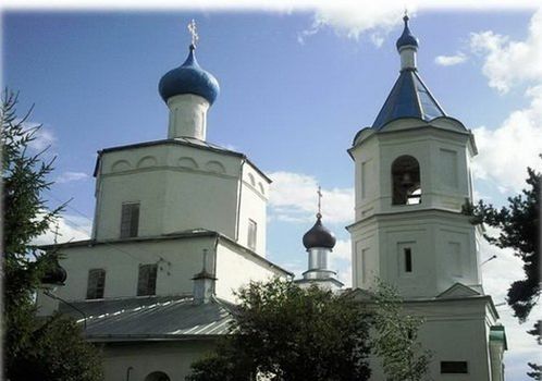 Вид на ц. Апостола Матфея с северной стороны; слева — здание самой церкви, справа — колокольня, расположенная над входом в храм