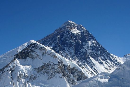 Эверест — самая высокая гора в мире.