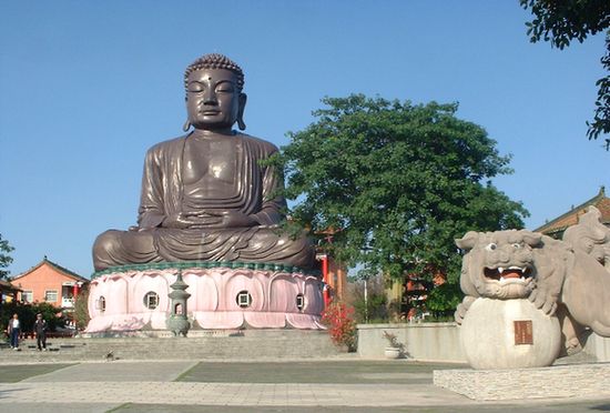 Большой Будда в парке Багуа в Чжанхуа