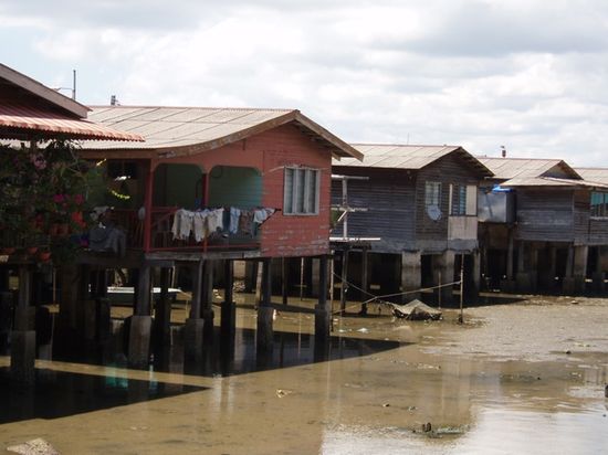 Свайные дома в прибрежном районе Були Сим-Сим — место основания Сандакана