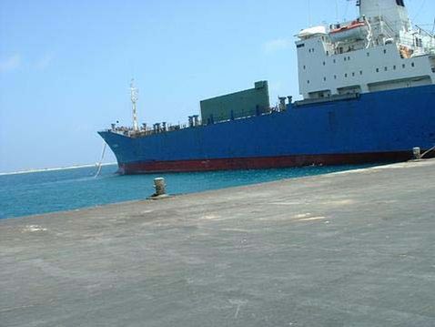 Сухогруз на разгрузке в доке порта Бербера, Сомалиленд. 2007 г.