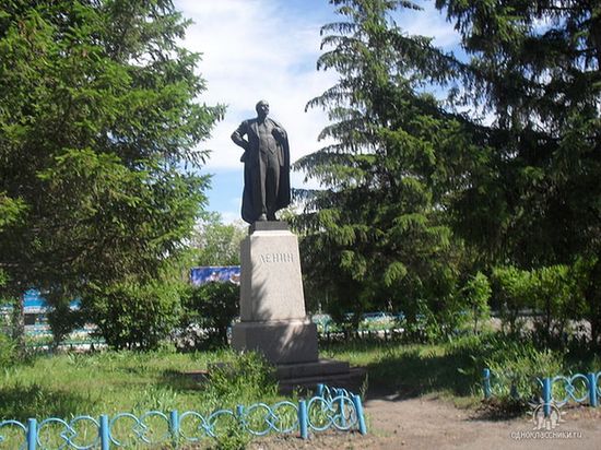 Памятник В.И.Ленину, площадь перед зданием Аппарата акима Ленинградского сельского округа