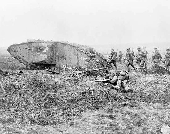 Атака канадского танка и солдат в битве на гребне Вими в 1917 г.