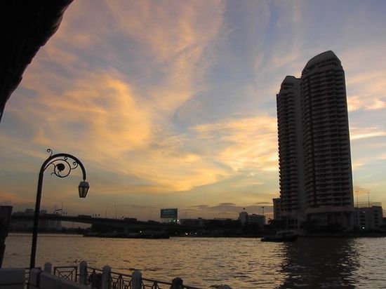 Бангкок с реки Чаупхрая на закате