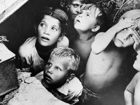 Советские дети во время фашистской бомбёжки под Минском   24 июня 1941 года
