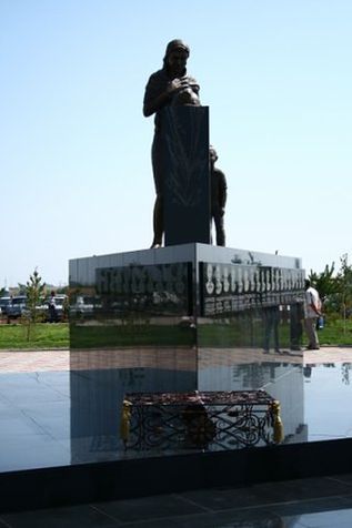 Мемориал памяти погибших шахтеров недалеко от шахты "Абайская"