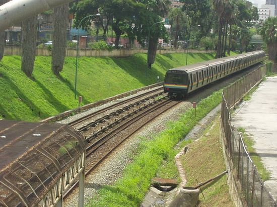 Наземный перегон одной из линий метрополитена города Каракас