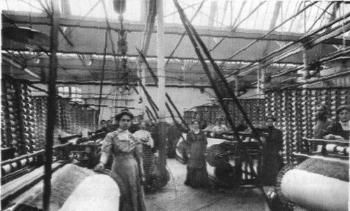 В цехе текстильной фабрики Шорыгина. Начало XX века