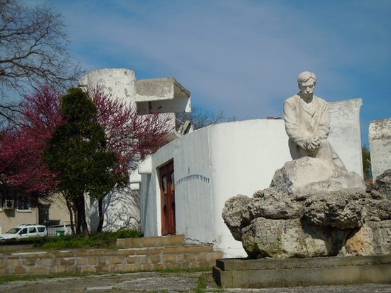 Памятник поэту-символисту Пейо Яворову в Поморие
