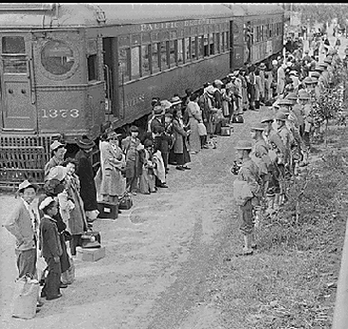 Интернированные японцы прибыли в лагерь на месте ипподрома Санта-Аниты