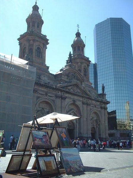 Городской Собор (Catedral Metropolitana) считается одним из первых зданий, построенных в Сантьяго