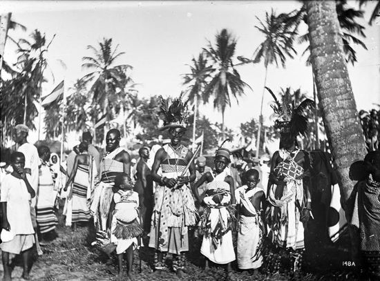 Представители народности зарамо (в современной Танзании) в праздничных нарядах, 1906 г