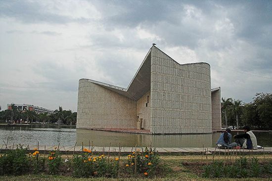 Gandhi Bhavan — построено по проекту Пьера Жаннере для Пенджабского университета