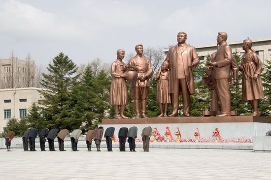 Скульптурная группа на Пхеньянской киностудии