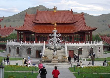 Каракорумский фонтан «Серебряное древо» (современная реконструкция на территории отеля в пригороде Улан-Батора)