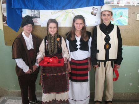 Дети из Радиовице в национальных македонских и албанских костюмах