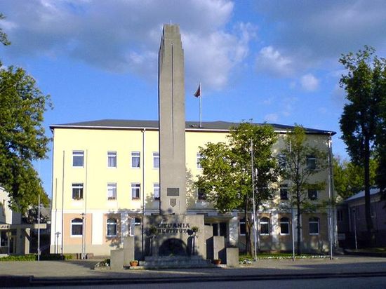 Здание администрации самоуправления и памятник «Lithuania Restituta» (сооружён в 1930, взорван в 1951, восстановлен в 1990)
