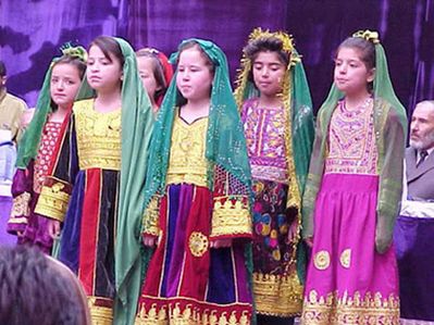 Девочки в Кабуле в своей традиционной одежде поют на праздновании Международного женского дня в 2002 году.