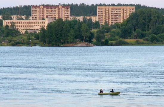 Вид на город Каменногорск и реку Вуоксу с полуострова Рябиновый