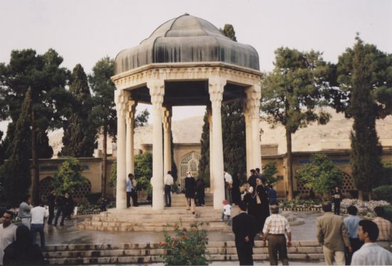 В Ширазе похоронен поэт Хафиз.
