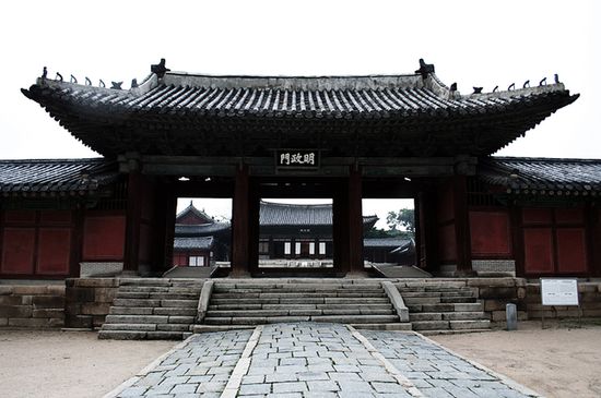 Парадные ворота дворца Чхангёнгун