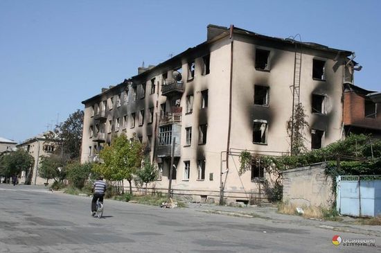Жилое здание в Цхинвале после артиллерийского обстрела города. Фото 18 августа 2008 года