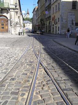 Трамвайные линии на узких улочках Львова
