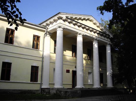 Дом Таранова-Белозерова. Построен в 1826 г. Памятник архитектуры.