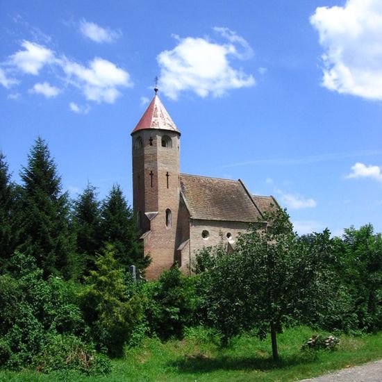 Старая католическая церковь в селе