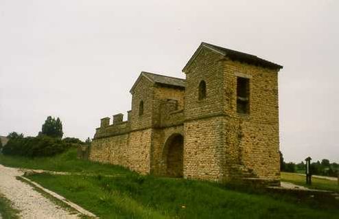 Ворота древнеримской крепости (современная реконструкция)