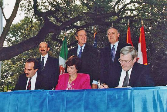 Представители США, Канады и Мексики подписывают Североамериканское соглашение о свободной торговле (НАФТА) в 1992 году