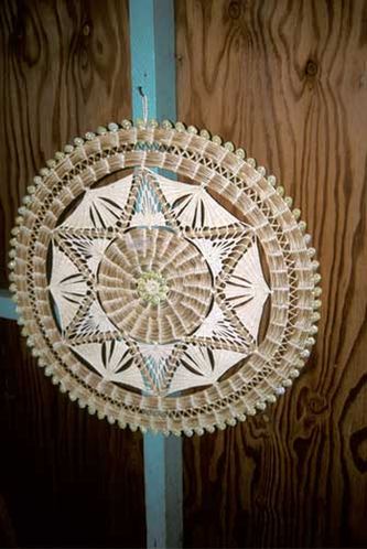 Настенная декорация, сплетённая из обесцвеченных волокон кокосовой пальмы