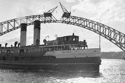 Паром Ди Вай Dee Why, начало 30х годов ХХ века. На заднем плане строящийся Мост Харбор-Бридж