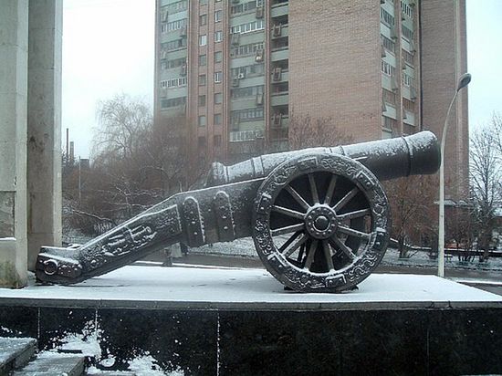 Пушка возле краеведческого музея