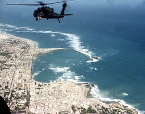 Американский вертолёт Блэк Хок над побережьем Могадишо.