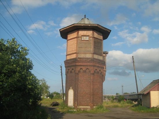 Кирпичная водонапорная башня, построенная в XIX веке
